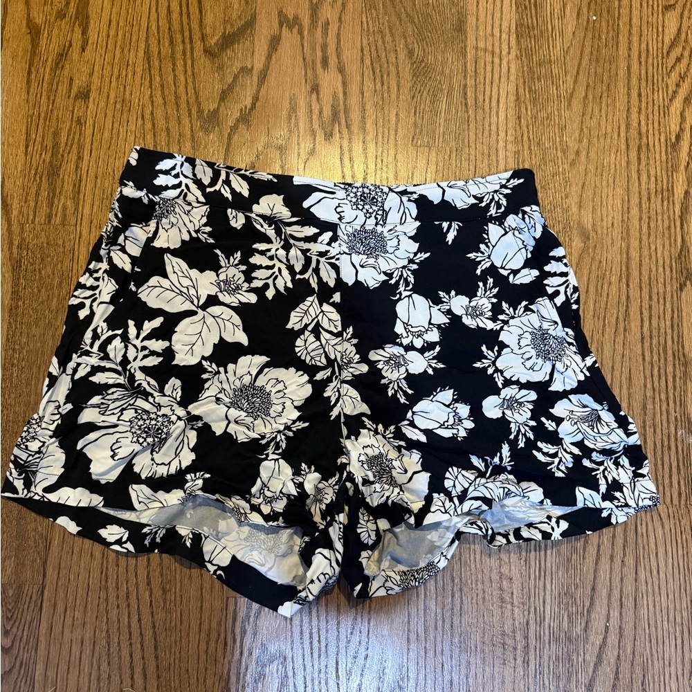 Women's Black & White Floral Shorts Size Large